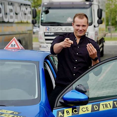 Teminė nuotrauka: vairavimo instruktorius su mokiniu sunkvežimyje