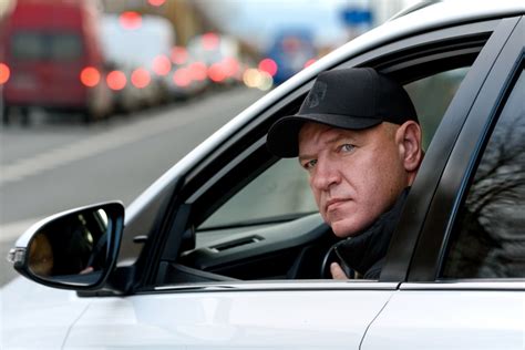 Tematinė nuotrauka: besimokantis vairuotojas su instruktoriumi automobilyje su M ženklu