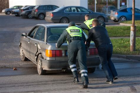 Techninės pagalbos automobilio nuotrauka kelyje