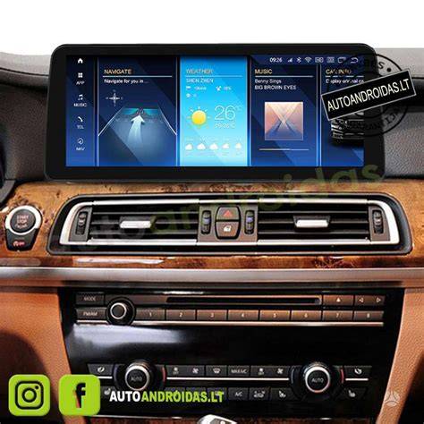 BMW E60 automobilio salonas su navigacijos ekranu