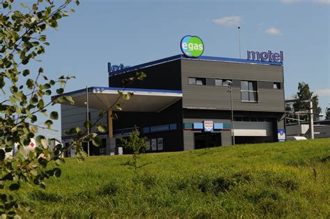 Teminė nuotrauka su automobilio ratais ir sniegu
