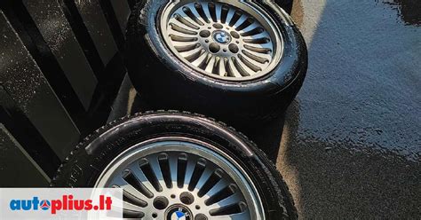Tematinė nuotrauka: automobilis su žieminėmis padangomis važiuojantis apsnigtu keliu