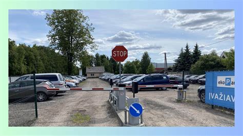 Teminė nuotrauka: šeima prie automobilio Vilniaus oro uoste