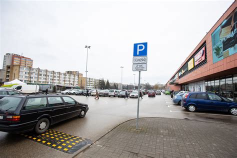 Teminė nuotrauka: stovėjimo aikštelė prie prekybos centro Nordika