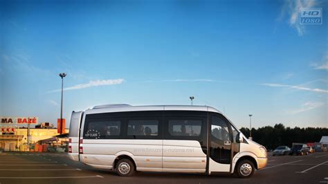 Mikroautobuso salonas su daug sėdimų vietų