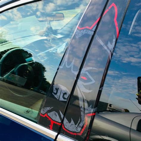 fotografija: kaip atrodo techninis lipdukas ant automobilio durelių staktos