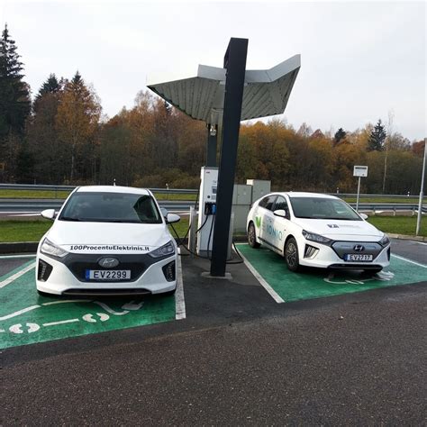 Tematinė iliustracija: specializuotas serviso centras su elektromobilių baterijomis