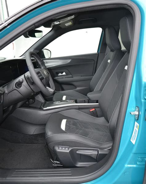 Nuotrauka: Opel Zafira interjeras su sulankstytomis sėdynėmis, demonstruojantis didelę bagažinę