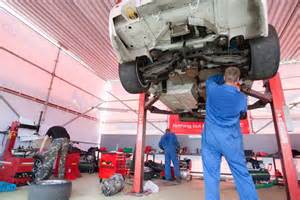 automobilių remonto dirbtuvių interjeras su specialistais