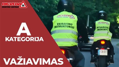 Vairavimo instruktorius su mokiniu motociklu