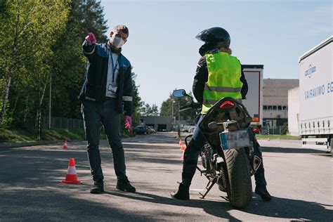 Motociklo važiavimas siaura juosta