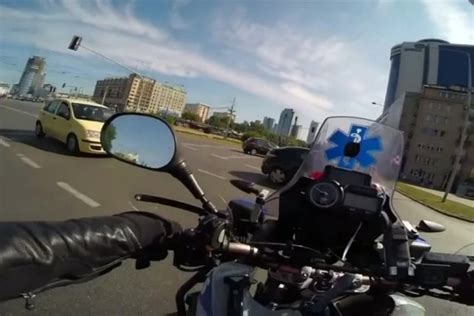 Motociklo stabdymas dideliu greičiu