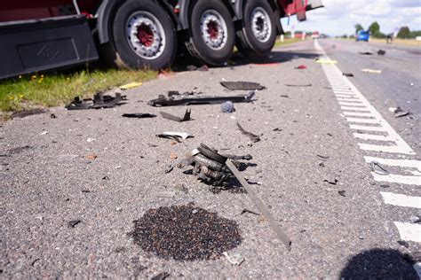 Sudaužytas automobilis po avarijos, pabrėžiant tragiškas pasekmes.