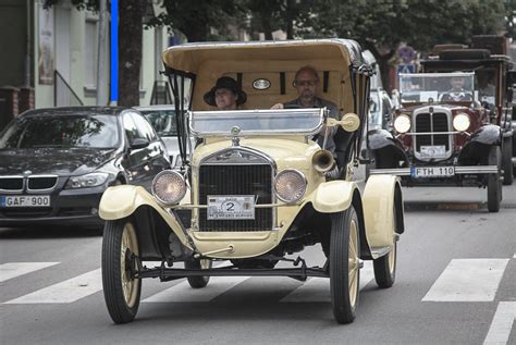 Istorinis Ford Model A automobilis, demonstruojantis jo dizainą ir kėbulo tipus.