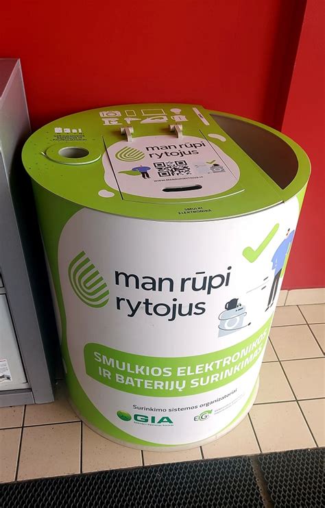Tematinė nuotrauka: specialūs konteineriai stambioms elektros ir elektronikos atliekoms prie prekybos centro.