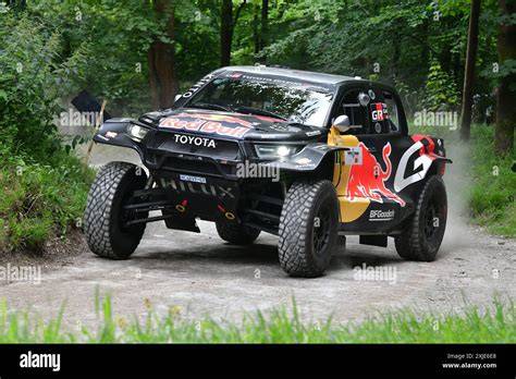 Marketinėje skelbimų nuotrakoje: „Toyota GR DKR Hilux“ paketų įvairovė