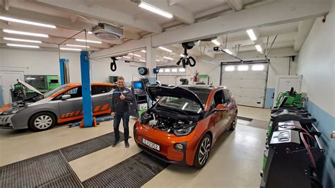 Autoserviso vidus su remontuojamais automobiliais