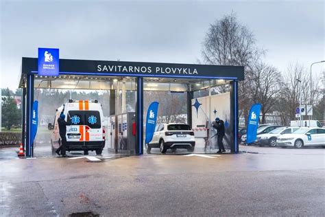 Tematinė nuotrauka su bekontakte automobilių plovykla ir besišypsančiu vairuotoju