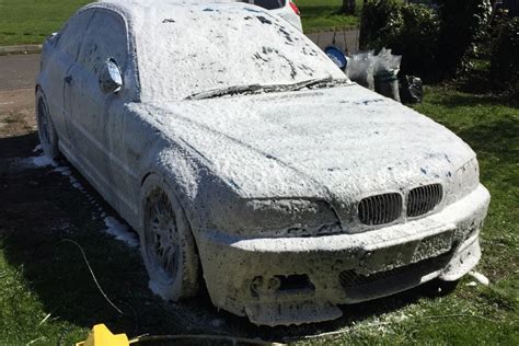 Nuotrauka su padangų blizgesio putomis ir blizgančia padanga