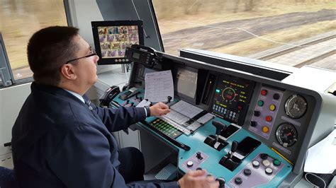 Traukinio mašinisto kabinos simuliatorius