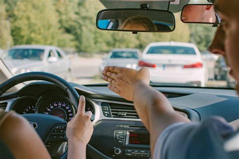 Teminis nuotrauka: besimokantis vairuotojas ir instruktorius automobilyje