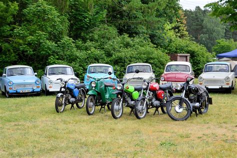 Teminis nuotrauka: įvairios mokomosios transporto priemonės (motociklai, lengvieji automobiliai, sunkvežimiai)
