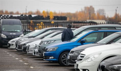 Tematinė nuotrauka, vaizduojanti naudotus automobilius automobilių aikštelėje