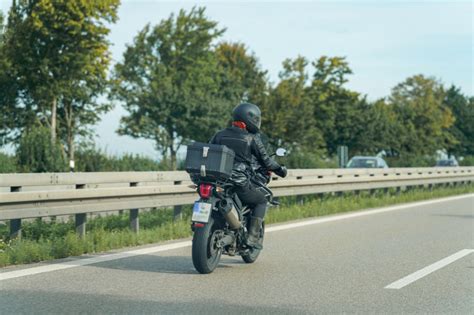 Motociklininkas kelyje