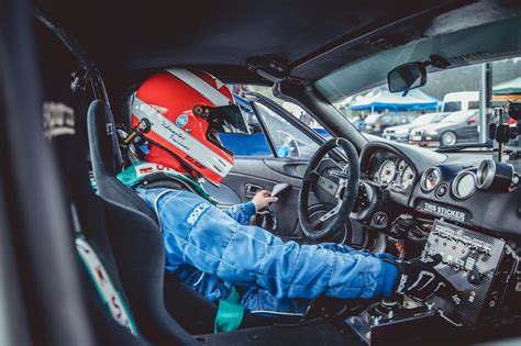 Teminė nuotrauka: du žmonės automobilyje su 