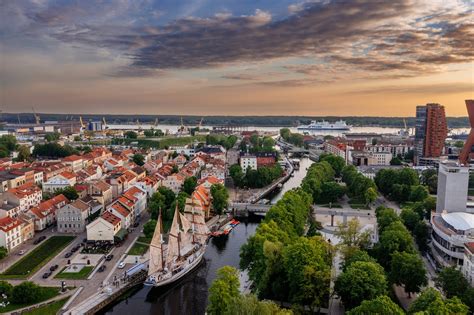 Tematinė nuotrauka su automobiliu ir Klaipėdos panoramos elementais