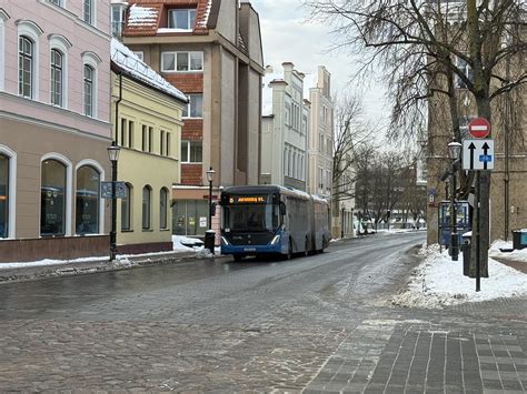 Teminė nuotrauka, atspindinti naudotų automobilių turgų arba sandorį