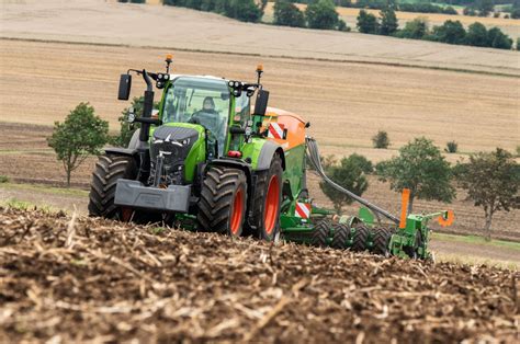 Schema: Fendt 700 Vario traktoriaus komponentų išdėstymas, įskaitant variklio, transmisijos ir kabinos valdymo mazgus