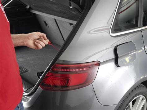 iliustracija: degalų bako dangtelio ir variklio dangčio atidarymo mechanizmai