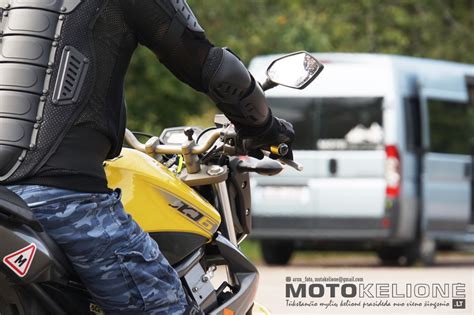 Motociklo vairavimo pamokos iliustracija