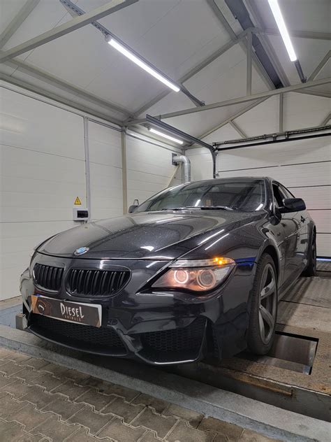 BMW automobilis ant galios matavimo stendo