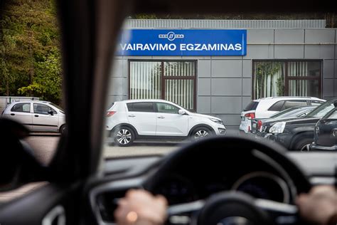 Vairuotojas laiko egzaminą Regitroje