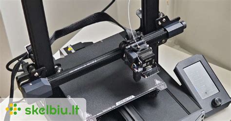 Techninė nuotrauka, rodanti 3D spausdintuvą ar 3D skenavimo įrangą gamykloje
