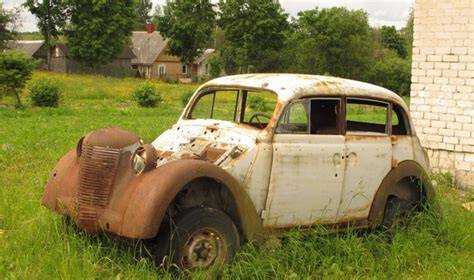 Apleistas automobilis bendro naudojimo vietoje