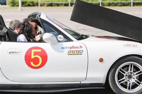 Sportinio automobilio vairavimas greitkelyje su intensyviu eismu