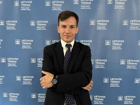 Teisėjas nagrinėjantis bylą, prie jo advokatas ir teismo sekretorė