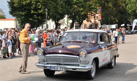 istorinių ralio „Aplink Lietuvą“ automobilių nuotrauka