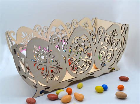 Velykinis medinis lovelis su ornamentais