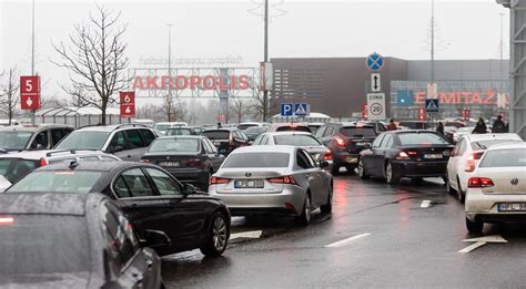 Nuotrauka, iliustruojanti užstatytą automobilį daugiabučio kieme