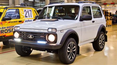 Visureigio „Lada Niva“ nuotrauka bekelėje