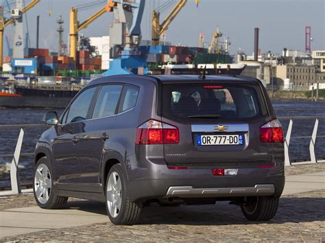 Tematinė nuotrauka: Chevrolet Orlando 2012 m. važiuojantis keliu