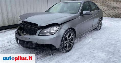Teminė nuotrauka su Mercedes-Benz detalėmis ir automobiliu