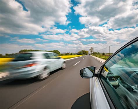Žmogus atlieka automobilio bandomąjį važiavimą