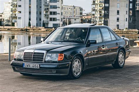 Mercedes-Benz W124 1992 metų modelio automobilis su originaliais ratais