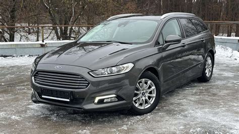 Ford S-Max su 2.2 TDCi varikliu stovintis prie namų