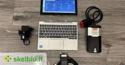 Studentai, dirbantys su elektromobilių diagnostikos įranga
